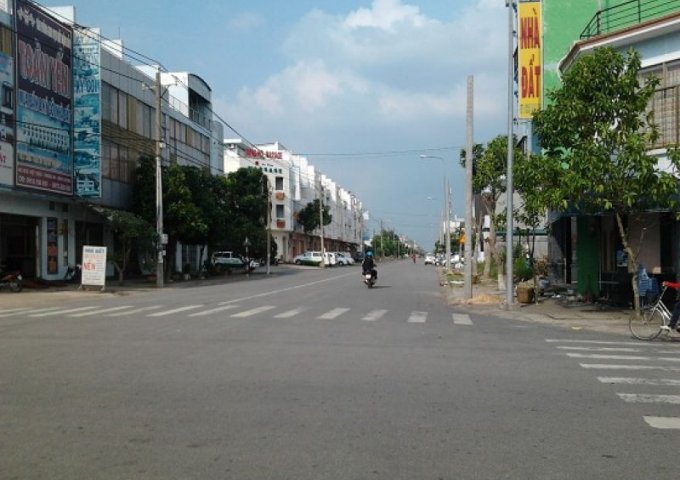 Bán nhà mặt tiền đường D1 KDC Việt - Sing, Thuận An, 5x20m, giá 4 tỷ 800tr
