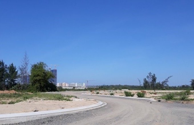 Bán lô đất đối diện công viên, sát đường 27m thông qua Cocobay. Cách sông 200m