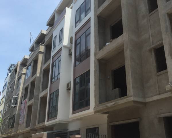 cần bán nhà liền kề ngõ 38 xuân la , nhà xây thô 5 tầng 