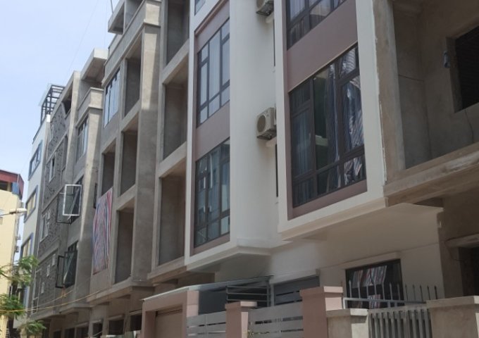 cần bán nhà liền kề ngõ 38 xuân la , nhà xây thô 5 tầng 