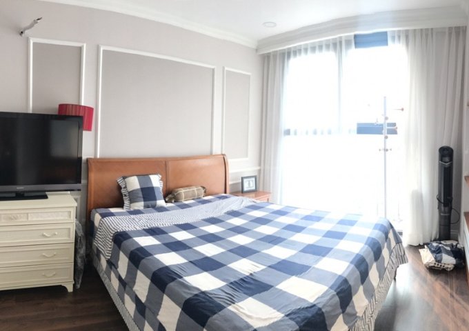 Cho thuê căn hộ cao cấp tại chung cư 15&17 Ngọc Khánh, Ba Đình 146m2, 3PN view hồ giá 17triệu/tháng.