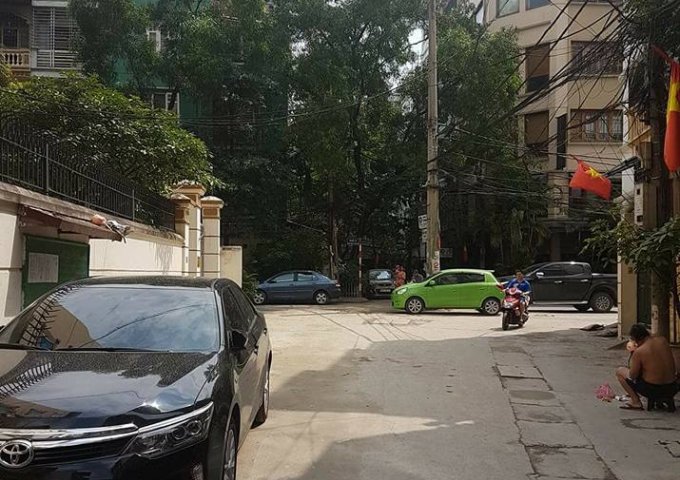 Nhà đẹp, ở ngay, ô tô đỗ cửa, lô góc phố Nguyễn Chính, 50m2.