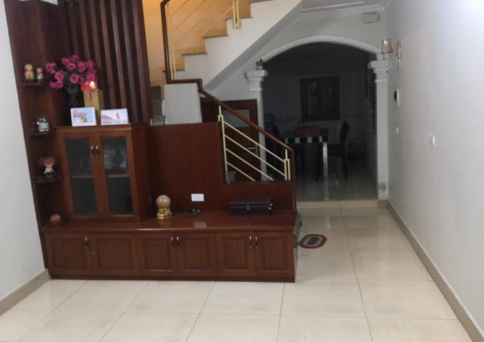 Chính chủ bán nhà số 96F ngõ 42 Võ Thị Sáu, vị trí đẹp, giao thông thuận lợi, giá rẻ, sổ đỏ CC