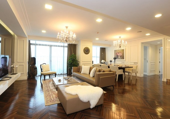 Cho thuê chung cư cao cấp Royal City căn hộ 2 phòng ngủ full ánh sáng, 130m2