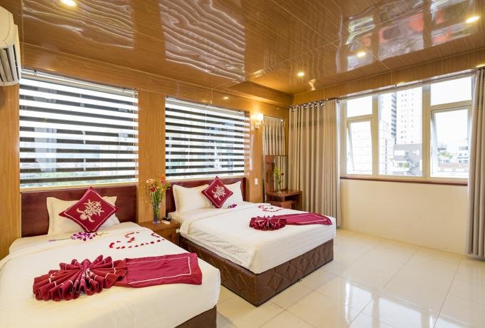 Bán khách sạn 7 tầng 21 phòng mặt tiền Hồ Nghinh, Sơn Trà, DTĐ 110m2, hướng Đông, giá 26.5 tỷ