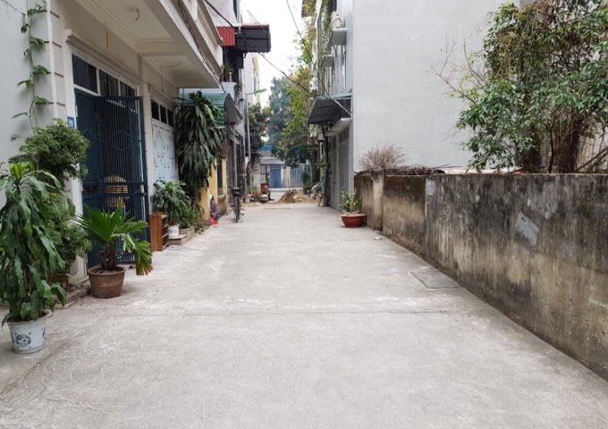 Bán đất tổ 18 Thượng Thanh, DT 41m2, ô tô đỗ cửa, giá hợp lý. LH Ninh 0931705288