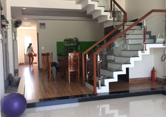 Cho thuê nhà nguyên căn kiệt 207 Tô Hiệu, Đà Nẵng, DT: 5x20m, 3 tầng, 2PN, 1 phòng làm việc