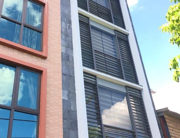 Chính chủ bán nhà mặt ngõ 95 Hoàng Cầu, 52m2, 5 tầng, MT 4,5m vỉa hè, ô tô tránh 