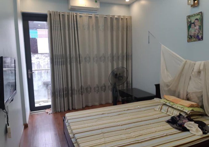 Chính chủ bán nhà mặt ngõ 95 Hoàng Cầu, 52m2, 5 tầng, MT 4,5m vỉa hè, ô tô tránh 