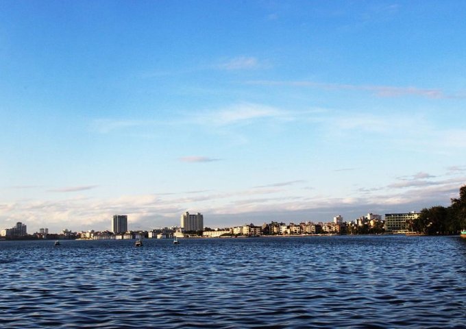 Nhà đẹp Hồ Tây ngay đường phố Trích Sài, View toàn cảnh Hồ.