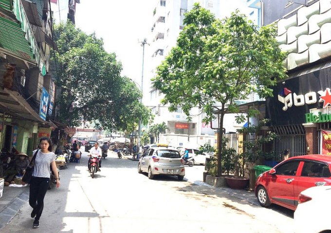 Bán gấp nhà phố Tôn Đức Thắng, vị trí đẹp, DT 54m2, giá: 4,5 tỷ