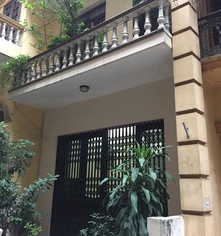 Bán nhà tại ngõ 210 Hoàng Quốc Việt, 3 tầng, 57m2, MT 4.5m, ngõ 4.5m, ô tô đỗ cửa, Chính chủ 0913.003992.