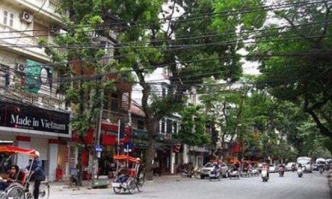 Cho thuê mặt bằng phố Bà Triệu,diện tích 300m2/sàn,mặt tiền 11m,thông sàn,không hạn chế kinh doanh