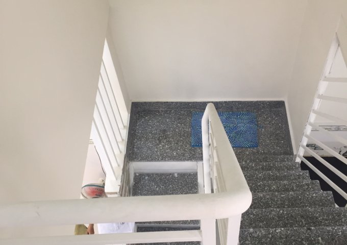 Bán nhà hẻm 243 Hoàng Diệu, P8, Q4, DT: 3,4x10m, giá: 3,75 tỷ