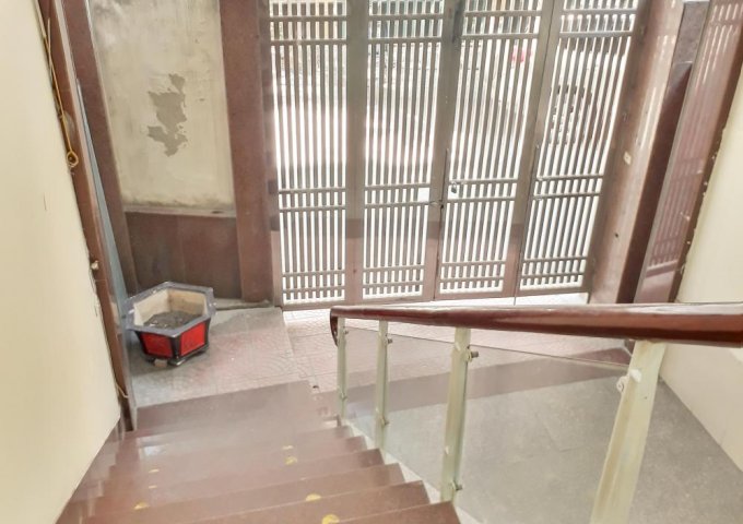 Cho thuê nhà ngõ 217 Đê La Thành, 16 Hoàng Cầu, 6 tầng thang máy, MT 5m giá 33tr/tháng