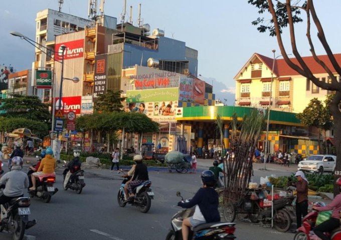 Bán nhà mặt tiền Nguyễn Văn Quá, DT 7x31m, cấp 4, cạnh nhà hàng Đông Phương