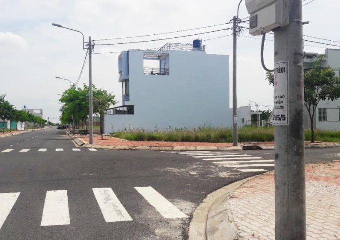 Bán đất chính chủ MT đường Phạm Hùng, gần trường học, SHR, giá 900tr, LH: 0938.190.965