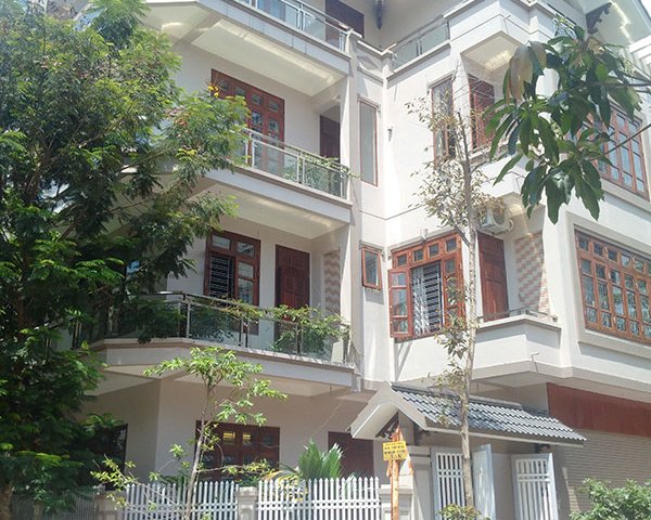 Cho thuê gấp biệt thự Làng Việt Kiều Châu Âu, 149m2 x 3 tầng, MT 12m, giá 35tr/th, LH: 0962486598