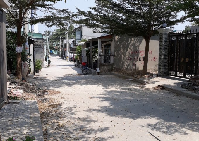 Bán nhà phố liền kề cách mt Thạnh Lộc 41 Q12 chỉ 50m. Dt 4x20 sân để xe hơi