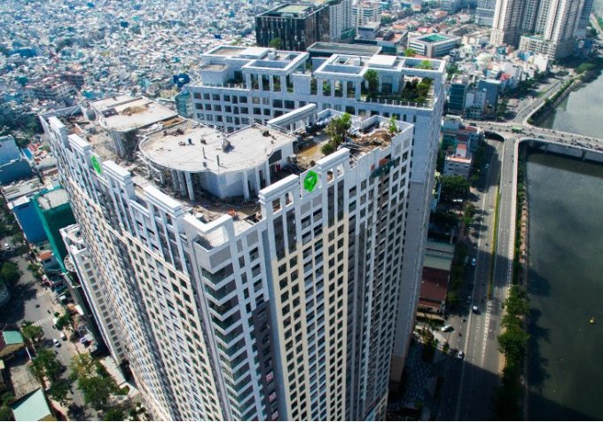 Cần bán gấp căn hộ cao cấp Saigon Royal, 35 Bến Vân Đồn, 2PN 80 m2, giá: 5.3 tỷ. LH: 0947038118