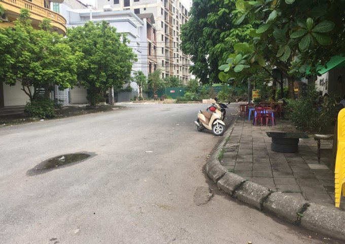 Cần bán mảnh đất 52m2 tại TĐC Xóm Lò, Thượng Thanh. Đường 2 ô tô tránh nhau, có vỉa hè. Giá: 59tr/m2