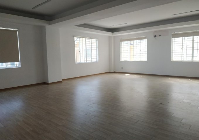 Cho thuê văn phòng đường Duy Tân, 154,000đ/m2/th, sàn lót gỗ sang trọng