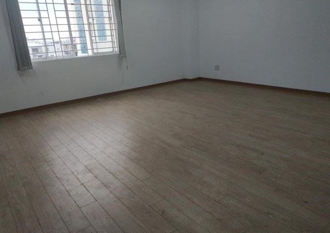 Cho thuê văn phòng đường Duy Tân, 154,000đ/m2/th, sàn lót gỗ sang trọng