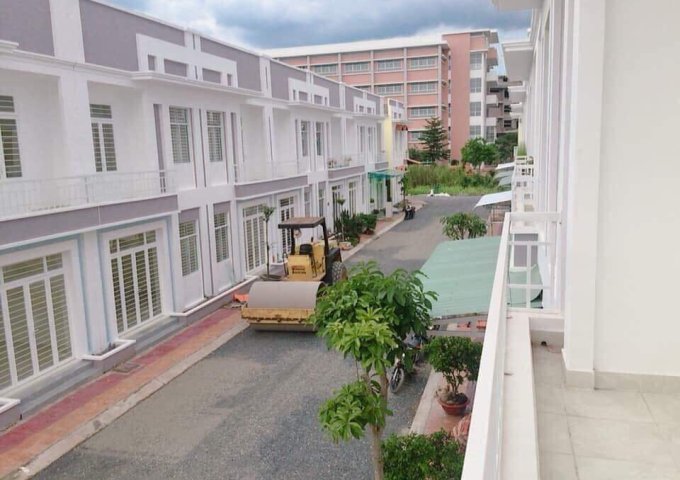 Nhà mặt phố gần cổng chính tại khu đô thị mới Trà Vinh