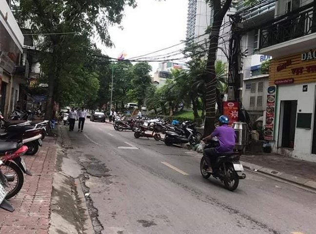 Bán nhà mặt phố Phạm Hồng Thái, trung tâm Ba Đình, 2 thoáng, kd, 68m2, mt 4m6.