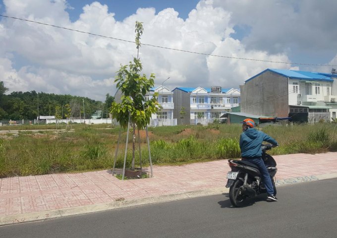 Bán nhà sổ hồng,1 lầu giá rẻ trong khu dân cư thị xã Tân Uyên đường trước nhà 13m 