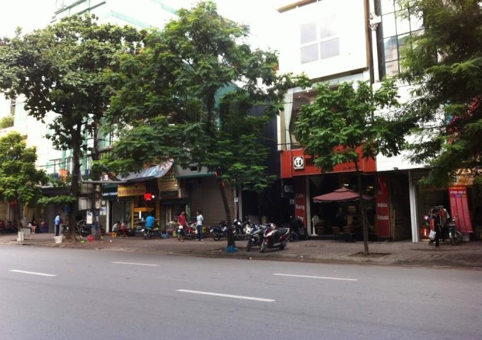 Nhà 4 mặt thoáng, 1 mặt đường nhìn ra cổng ra vào khu Hoàng Ngọc Phách