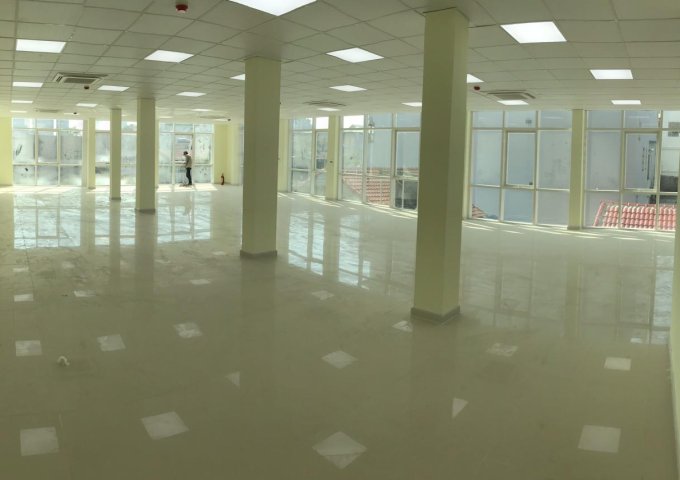 Văn phòng mới hoàn toàn đường Ngô Gia Tự, thiết kế hiện đại, 191 m2 chỉ 256 nghìn/m2