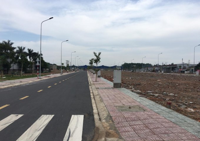 Bán đất ngay chợ Phú Phong Bình Chuẩn, Thuận An, mặt tiền DT743 quy mô 600 nền, có sổ riêng giá chỉ 650tr nhận nền ngay