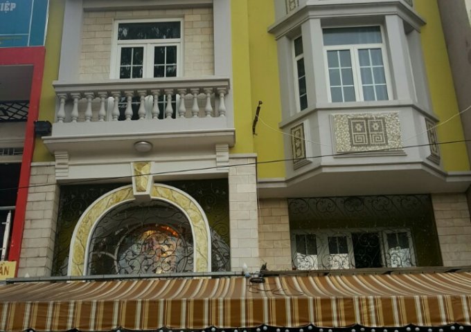 cần tiền bán gấp khách sạn mặt tiền đường Lê Hồng Phong,DT: 4,5x22m