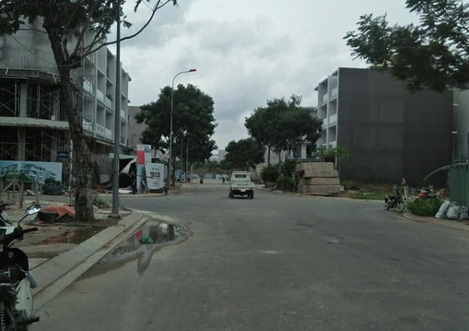 Bán nhà mặt tiền đường chính khu đô thị Vạn Phúc, P. Hiệp Bình Phước, Q. Thủ Đức. Giá 11.3 tỷ