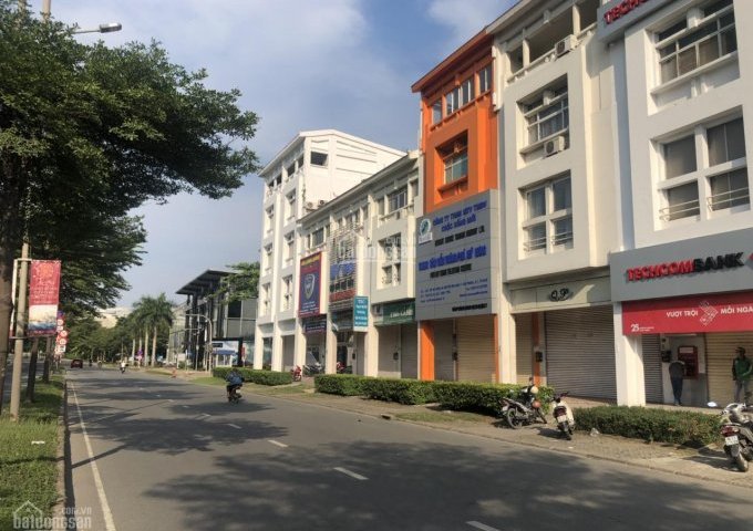 Bán gấp nhà nguyên căn mặt tiền đường Nguyễn văn Linh, Phú Mỹ Hưng