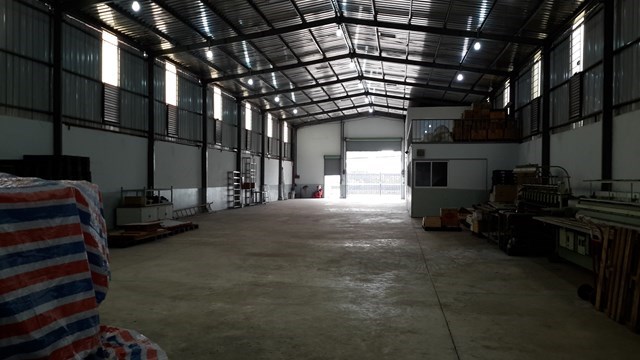 Nhà xưởng mới xây xong nằm trên đường DT743 Dĩ An, diện tích 2000m2, có văn phòng nằm bên trong nhà xưởng.