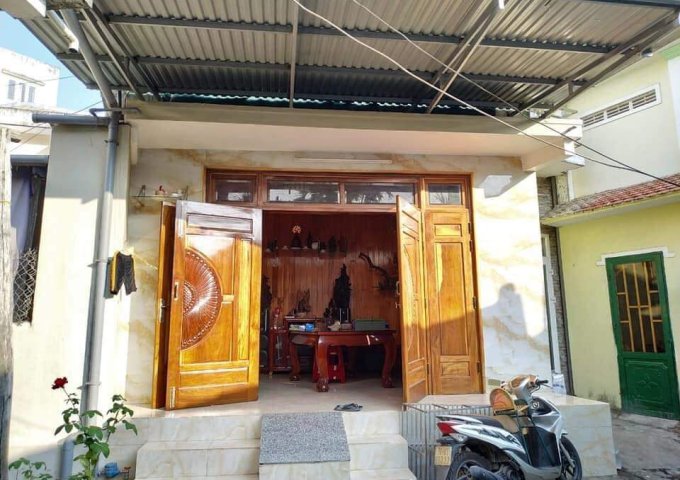 Bán nhà tặng kèm lô đất 50m2 hẻm Quang Trung, Quảng Ngãi giá 820tr lh: 0906939721