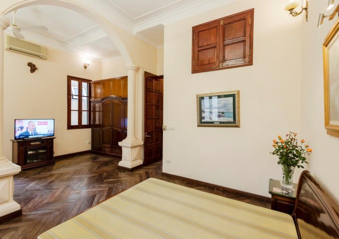 Cho thuê biệt thự kiểu Pháp phù hợp để ở và làm văn phòng ở Long Biên, Hà Nội 230m2 full nội thất