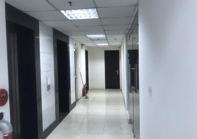 Cho thuê văn phòng 35-150m2 mặt phố Bà Triệu, thông sàn, điều hòa tổng, sử dụng luôn, hầm để xe rộng.