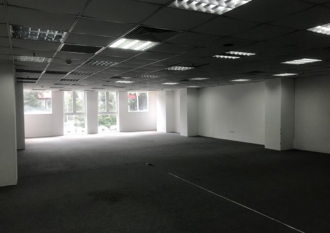 Cho thuê văn phòng 35-150m2 mặt phố Bà Triệu, thông sàn, điều hòa tổng, sử dụng luôn, hầm để xe rộng.