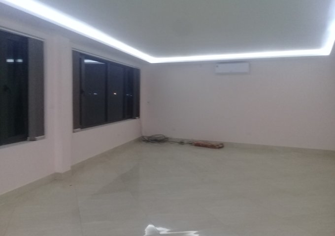 Cho thuê mặt bằng sàn tầng 4 mặt đường Nguyễn Văn Cừ, Long Biên, 500m2 giá 10$/m2