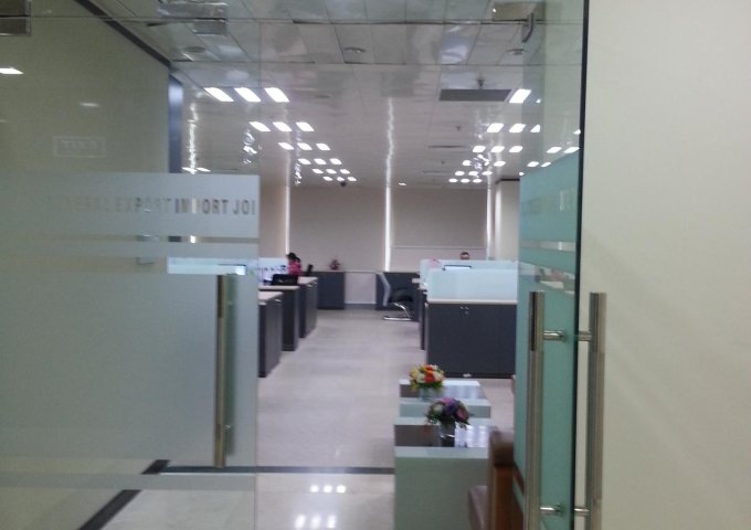 Cho thuê văn phòng mặt phố Hoàng Cầu, DT 120m2, sàn chuyên nghiệp, giá tốt nhất quận Đống Đa.