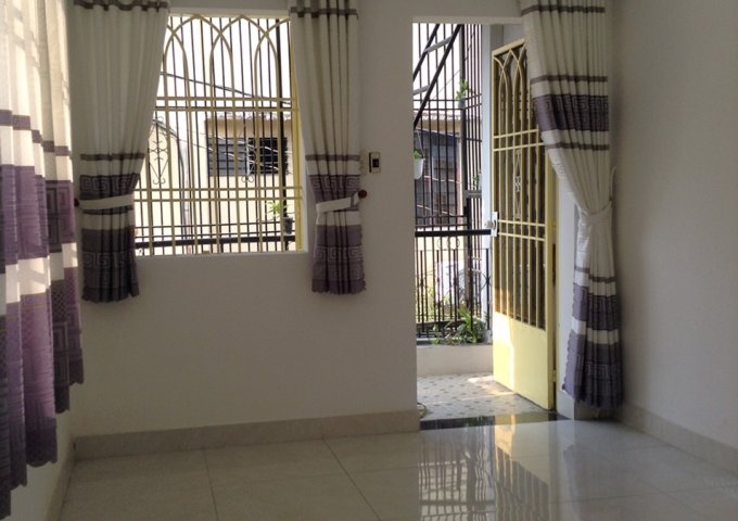Cho thuê nhà trong khu dân cư yên tĩnh, trên đường Nguyễn Cửu Vân.