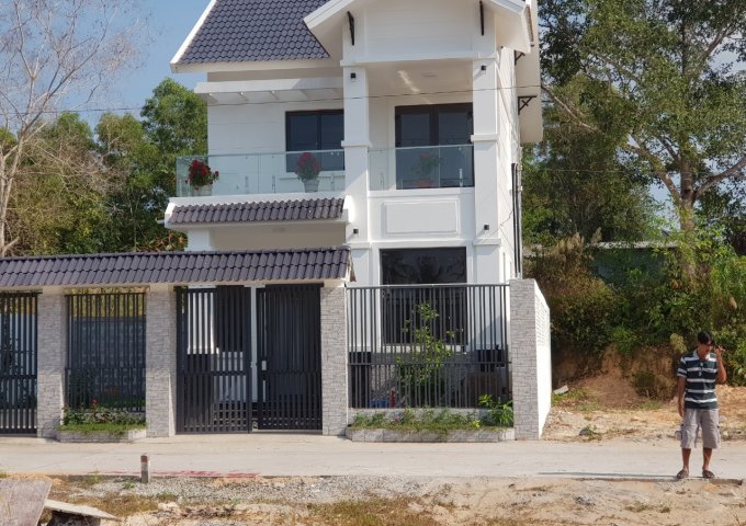 Cần tiền bán gấp lô đất phố mặt tiền đường chính ra bãi tắm Ông Lang, xã Cửa Dương, huyện Phú Quốc. LH 0971212949.