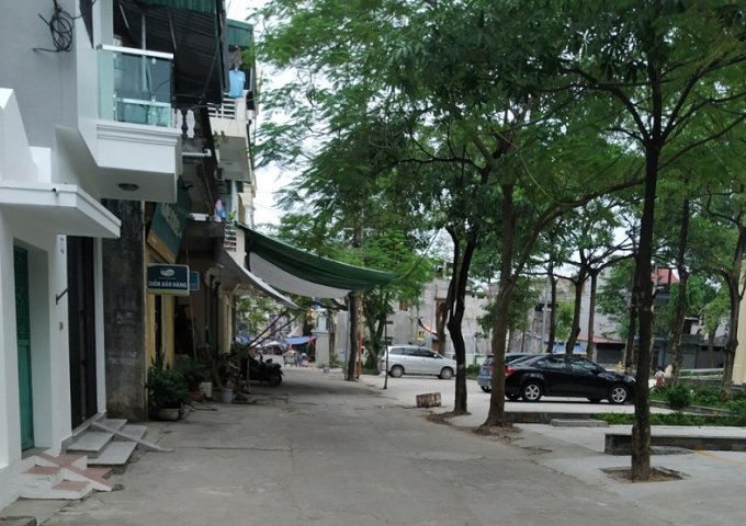 Bán nhà phường Đáp Cầu, làn 2 đường Hoàng Quốc Việt, ô tô đỗ cửa. 82 m2 giá 2 tỷ 