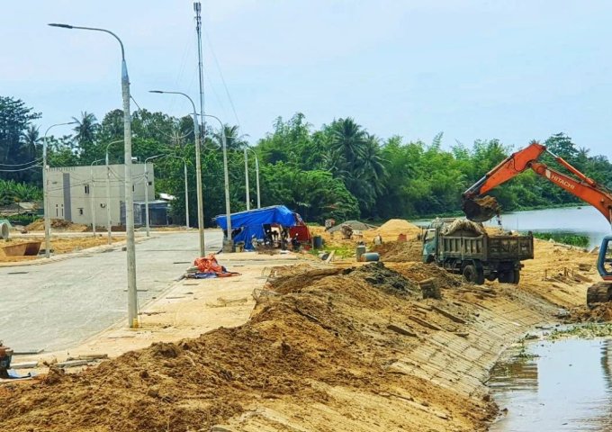 Bán đất mặt tiền tuyến đường Sa Huỳnh- Dung Quất tại TP Quảng Ngãi, dt 100m2 giá 650 triệu, đã có sổ. LH: 0945676676 (Phương)