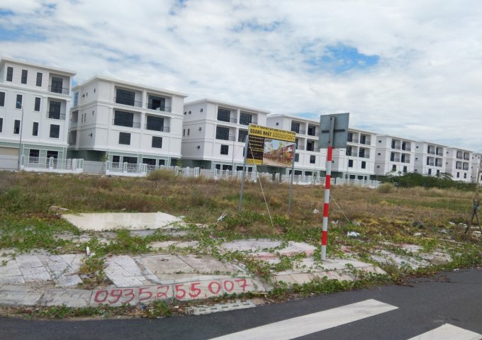 Bán đất lô góc đường 10m5,  thông biển Nguyễn Tất Thành đối diện New Vincom. Lh 0935405410