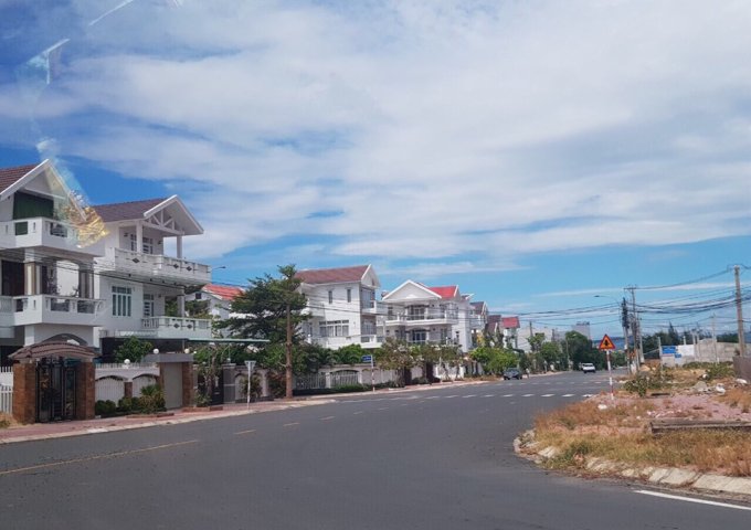 Cần bán gấp lô đất ngay trung tâm TP Tuy Hoà, gần sân bay, dân cư hiện hữu. LH: 0947806843