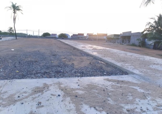 Cần bán lô đất gần như cho nằm ngay mặt tiền đường QL 1A gần biển Dốc Lết